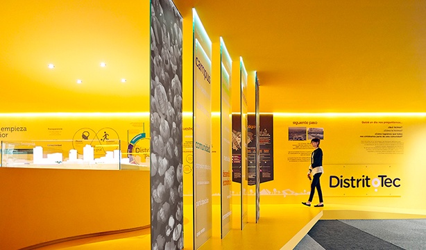Showroom Distrito Tec con Panel Rey